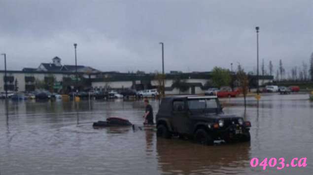 麦克默里堡许多街道被大雨带来的积水淹没